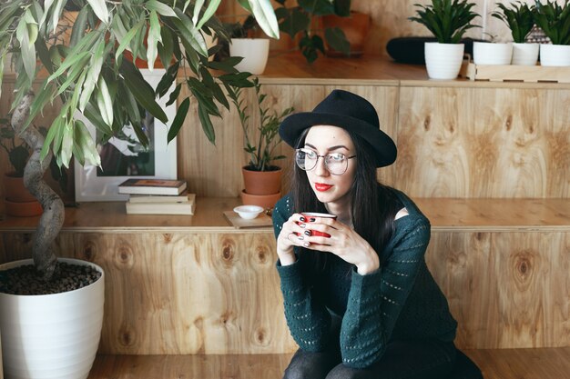 Expressieve jonge vrouw poseren