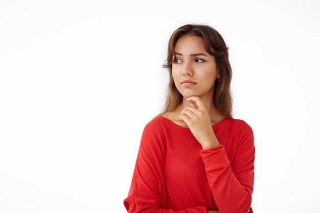 Expressieve jonge vrouw poseren