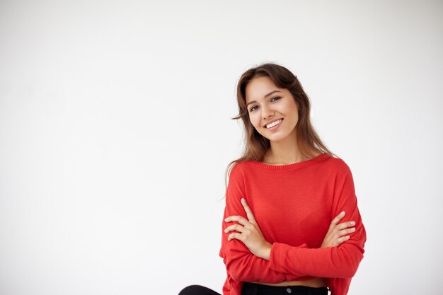 Expressieve jonge vrouw poseren