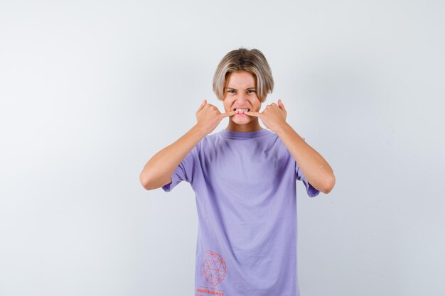 Expressieve jongen poseren in de studio