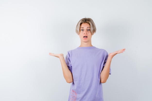 Expressieve jongen poseren in de studio