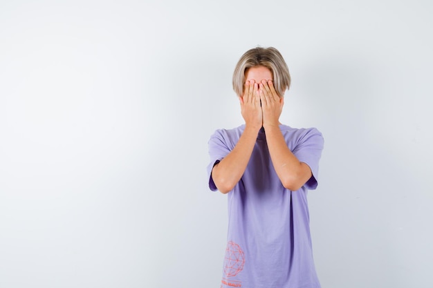 Expressieve jongen poseren in de studio