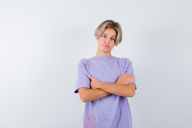 Expressieve jongen poseren in de studio