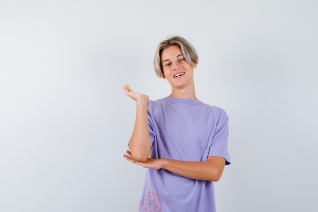 Expressieve jongen poseren in de studio