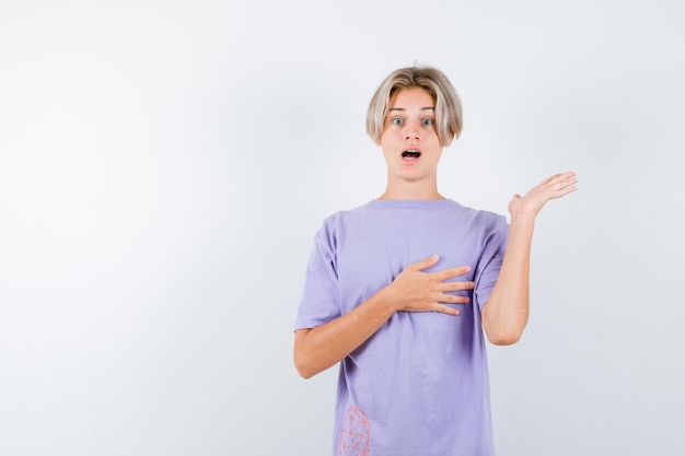 Expressieve jongen poseren in de studio