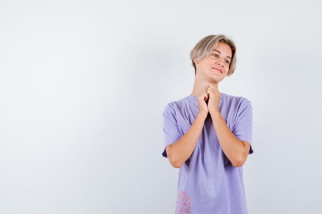 Expressieve jongen poseren in de studio