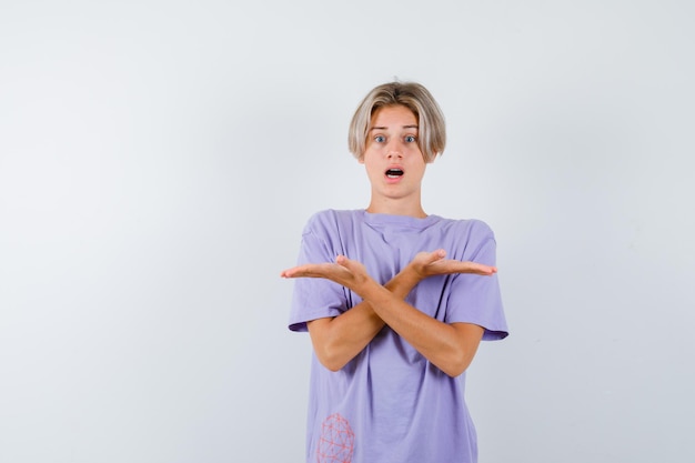 Expressieve jongen poseren in de studio