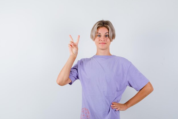 Expressieve jongen poseren in de studio