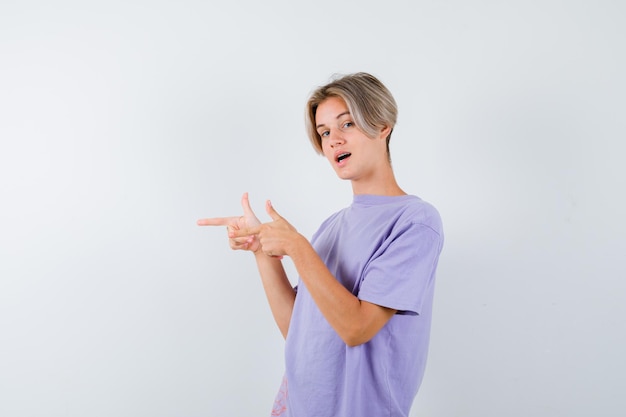 Expressieve jongen poseren in de studio