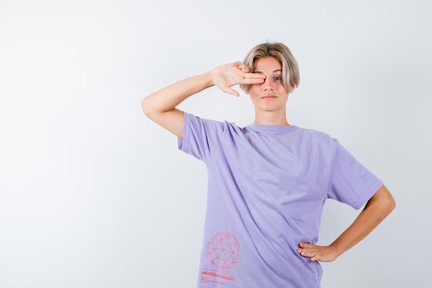 Gratis foto expressieve jongen poseren in de studio