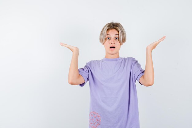 Expressieve jongen poseren in de studio