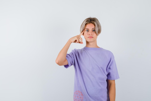 Expressieve jongen poseren in de studio