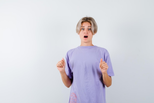 Expressieve jongen poseren in de studio