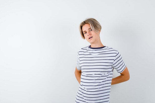 Expressieve jongen poseren in de studio