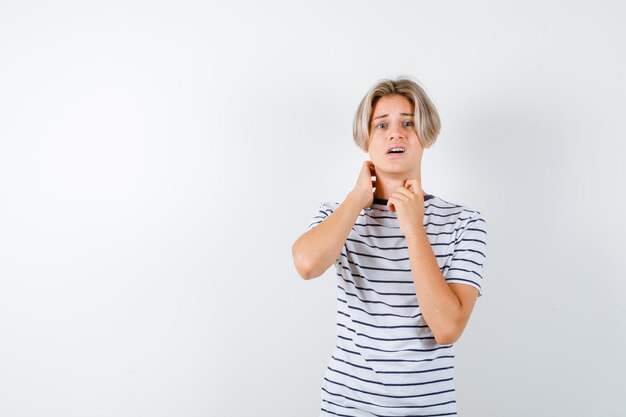 Expressieve jongen poseren in de studio