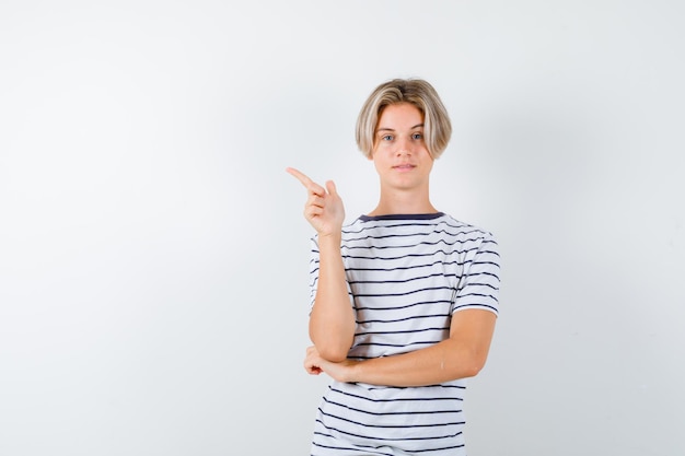 Expressieve jongen poseren in de studio