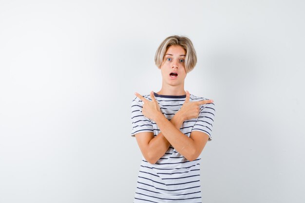 Expressieve jongen poseren in de studio