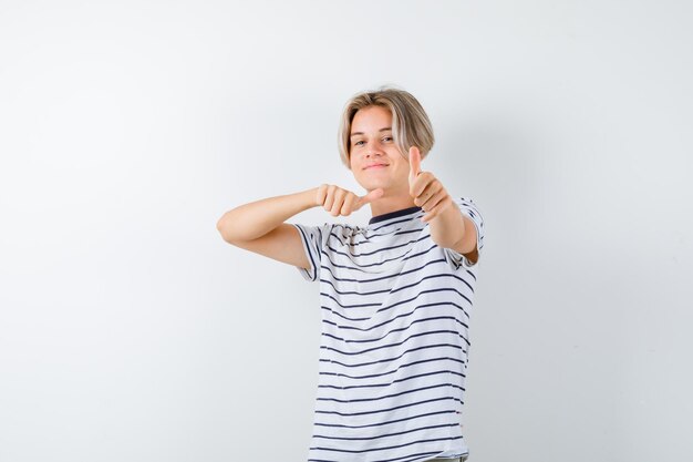 Expressieve jongen poseren in de studio