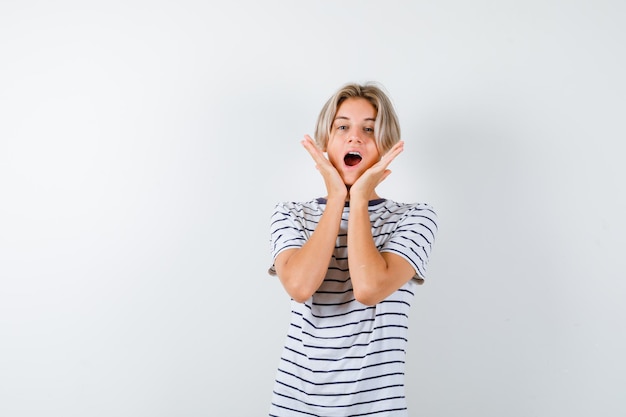 Expressieve jongen poseren in de studio