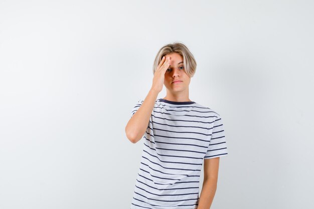 Expressieve jongen poseren in de studio