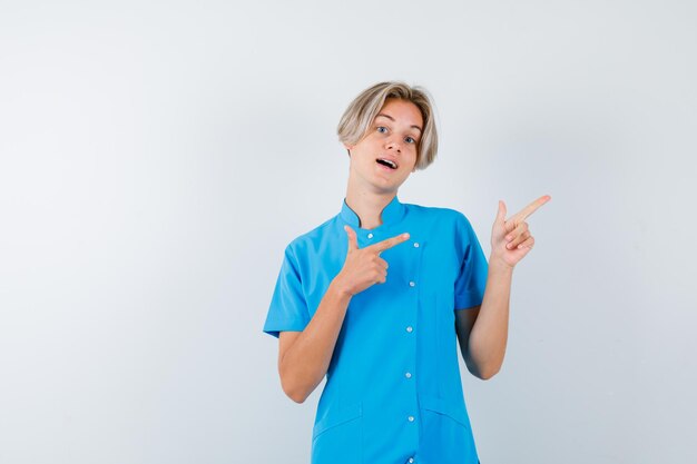 Expressieve jongen poseren in de studio