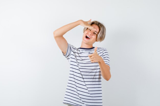 Expressieve jongen poseren in de studio