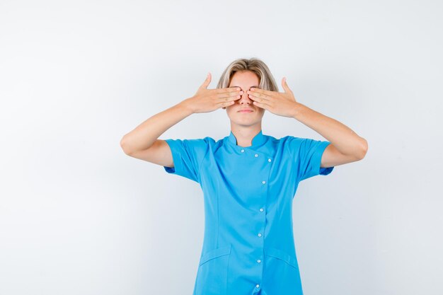 Expressieve jongen poseren in de studio