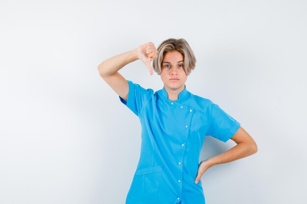 Expressieve jongen poseren in de studio