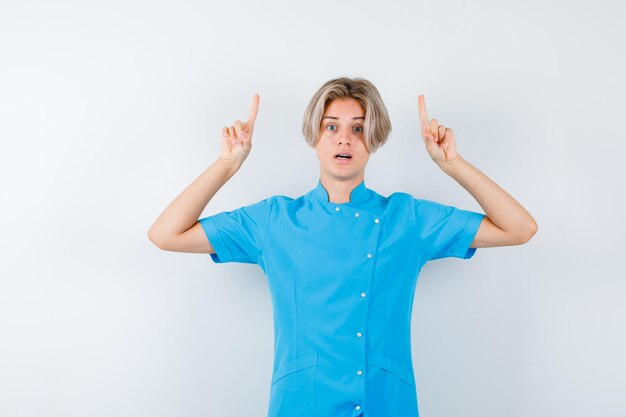 Expressieve jongen poseren in de studio