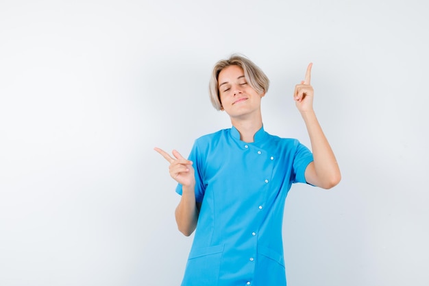 Expressieve jongen poseren in de studio