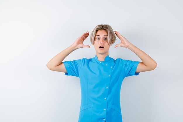 Expressieve jongen poseren in de studio