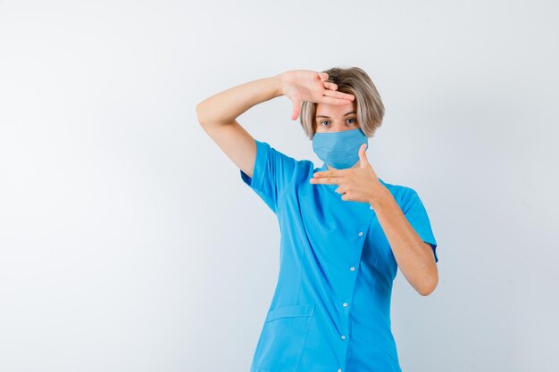 Expressieve jongen poseren in de studio