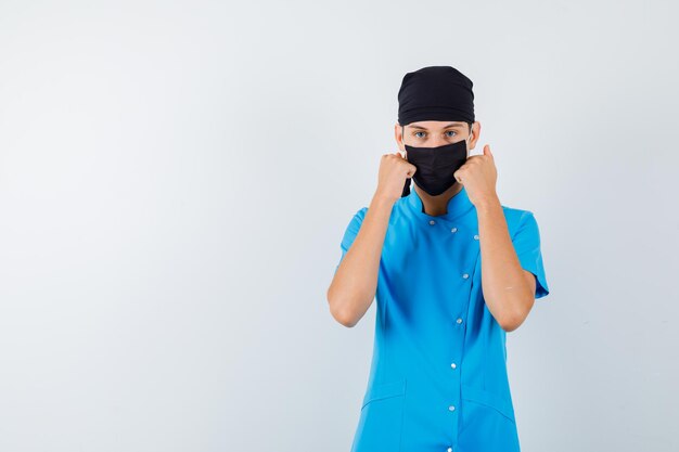 Expressieve jongen poseren in de studio