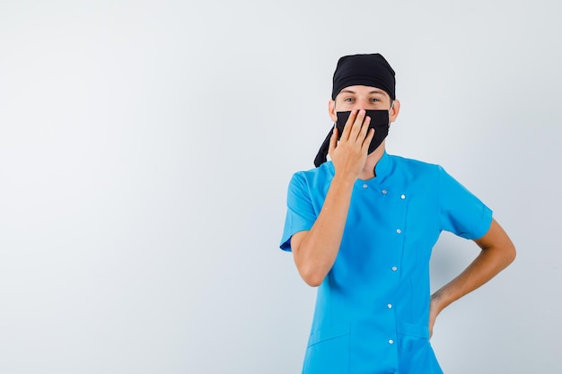 Expressieve jongen poseren in de studio