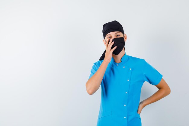 Expressieve jongen poseren in de studio