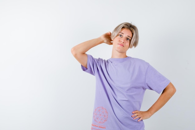 Expressieve jongen poseren in de studio