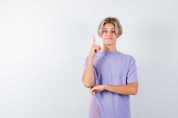 Expressieve jongen poseren in de studio