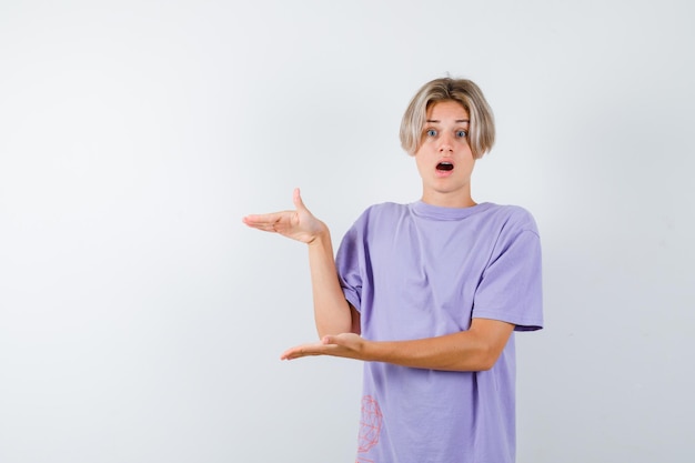 Expressieve jongen poseren in de studio