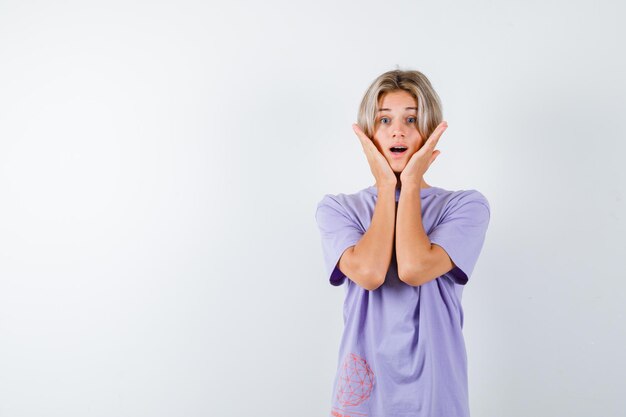 Expressieve jongen poseren in de studio