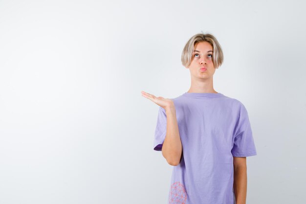 Expressieve jongen poseren in de studio