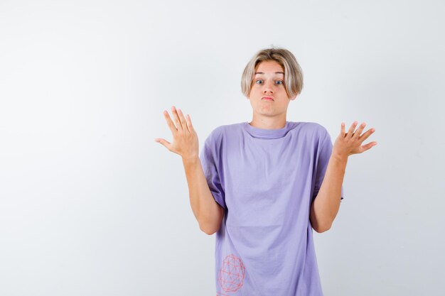 Expressieve jongen poseren in de studio