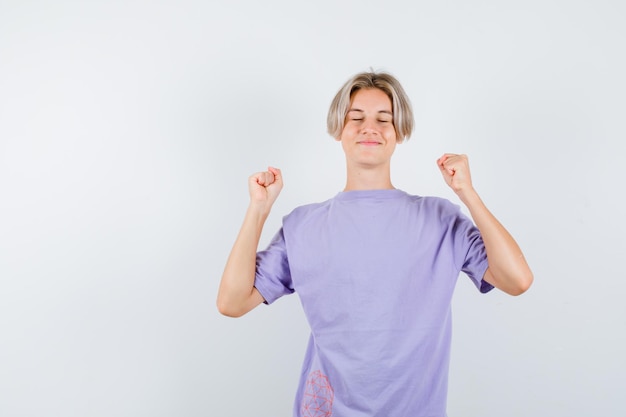 Expressieve jongen poseren in de studio