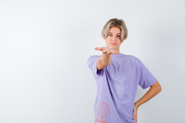 Expressieve jongen poseren in de studio