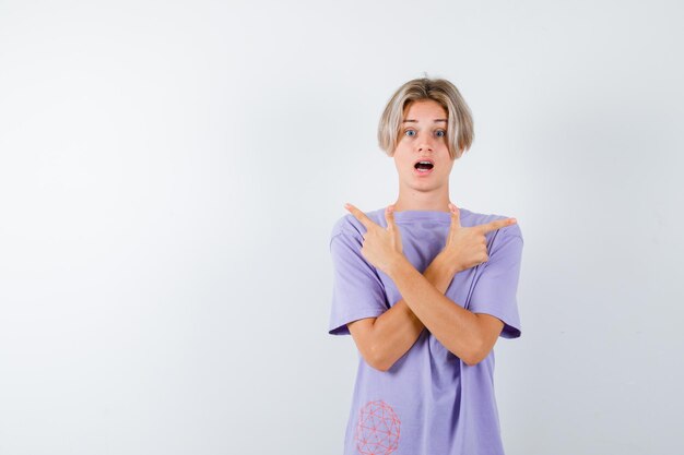 Expressieve jongen poseren in de studio