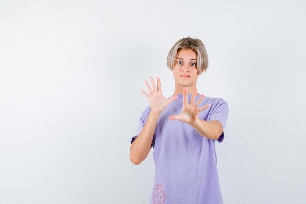 Expressieve jongen poseren in de studio