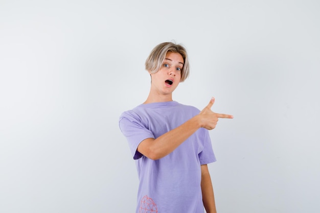 Expressieve jongen poseren in de studio