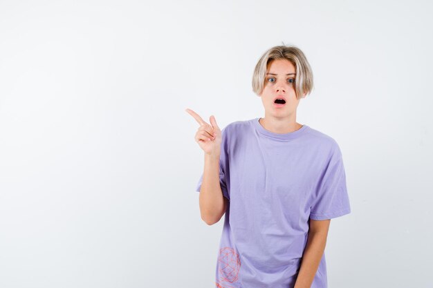 Expressieve jongen poseren in de studio