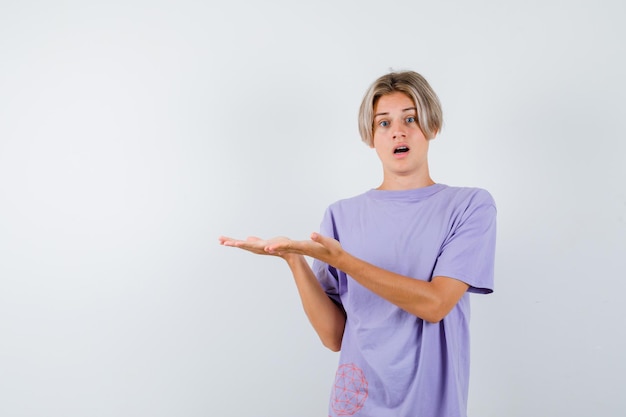 Expressieve jongen poseren in de studio