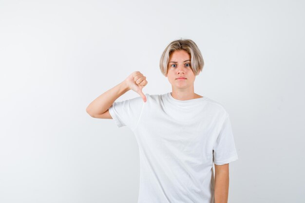 Expressieve jongen poseren in de studio