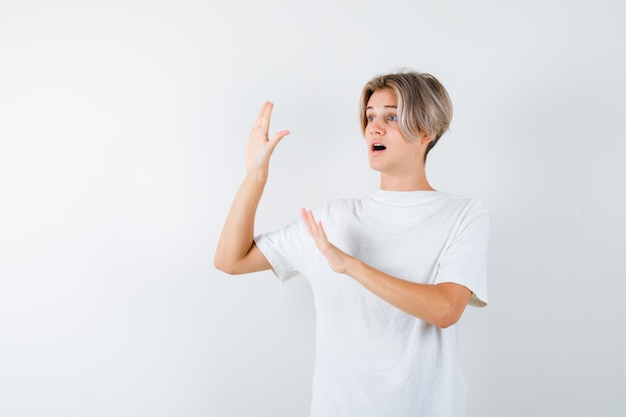 Expressieve jongen poseren in de studio